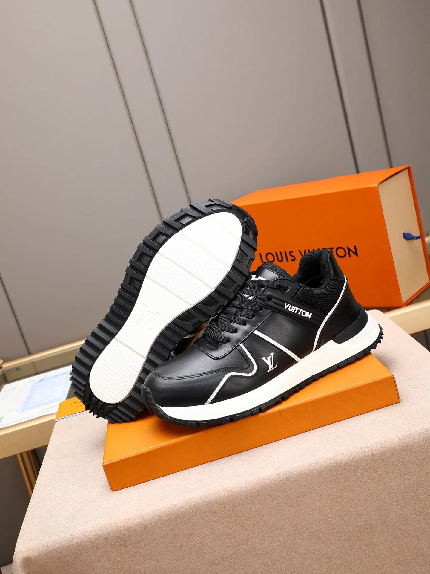 Men's Shoes 💰660 L The Run Away Maxi sneaker debuts in the 2025 collection and continues the iconic design of the Run Away sneaker. The smooth cowhide leather upper features contrasting LV lettering and Vuitton logos, and a lightweight rubber wedge outsole evokes running shoe construction. High level of comfort. Looks good, wears well and matches well. Worth buying! 7 color selection size: 39-44 (45 customized)